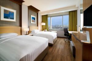 首尔首尔时代广场万怡酒店的酒店客房配有两张床和一张书桌
