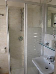 布雷西亚玛尔奇娜酒店的带淋浴和盥洗盆的浴室