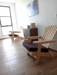 伊斯米基尔潘Rá Ngu的两个木制摇椅坐在一个房间里