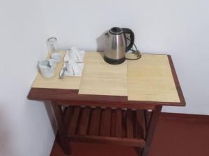 埃拉Chathu Homestay的一张木桌,上面有茶壶