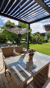 厄什塔Reinebu的庭院桌椅和露台遮阳伞