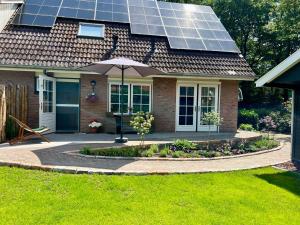 奈弗达尔De Bonte Specht的屋顶上有很多太阳能电池板的房子