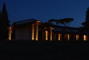 BorghettoFattoria Lucciano的一座晚上有灯的建筑