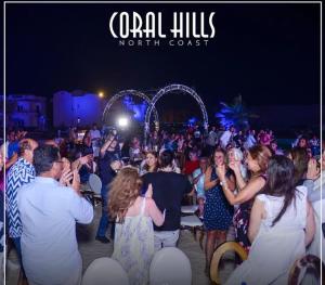 El Dab‘aCoral hills North Coast كورال هيلز الساحل الشمالي的一群人在音乐会前跳舞