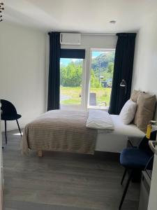 StonglandseidetSenja Living的一间卧室设有一张床和一个窗口