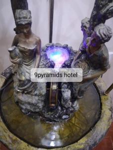 开罗9pyramids hotel的喷泉里两人雕像