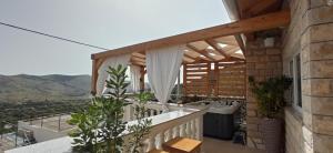 格雷巴蒂卡Holiday Home Peran的阳台设有浴缸和水槽