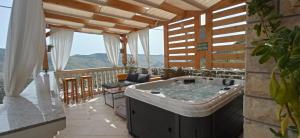 格雷巴蒂卡Holiday Home Peran的房屋阳台的热水浴池