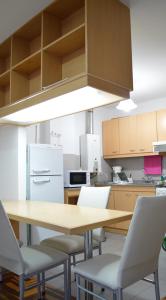 科尔多瓦Parana 500的厨房配有木桌和椅子