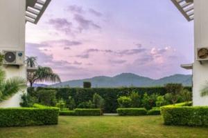 JhirnaPristine Nature View by Group of Hotels18的山景花园