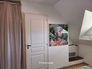 圣吕斯Ti Coco Luce dans résidence Pierre&Vacances的一张墙上一个女人的照片,就在门边