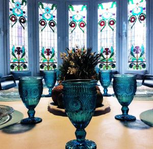 巴塞罗那地中海宾馆的一张带蓝色玻璃花瓶和彩色玻璃窗的桌子