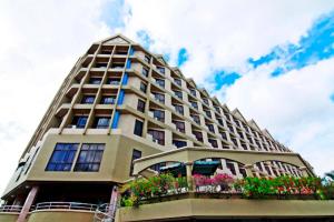 瓜埠国际大酒店的一座高大的建筑,阳台上种着鲜花