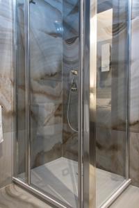 绿山城Hotel Retro B.A. Zientarski的一间房间里带玻璃门的淋浴