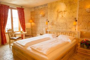 欧罗巴游乐园和厄尔布尼斯度假四星级高级酒店客房内的一张或多张床位
