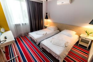 Ozorków玉田酒店的酒店客房设有两张床和窗户。