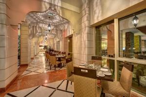 Ghayathi嘉雅提西方酒店的大楼内带桌椅的餐厅