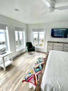 Pilleyʼs IslandThe View suites and breakfast in Triton, Newfoundland的一间卧室配有一张床、一把椅子和窗户。