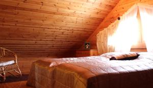 拉帕湖Lomakylä Tapiola的小木屋内一间卧室,配有一张大床