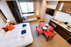 东京ENT TERRACE AKIHABARA的酒店客房带一张床、一张桌子和椅子