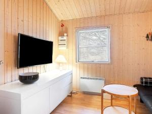 莱斯Holiday home Læsø IV的客厅设有壁挂式平面电视。