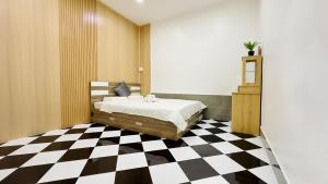 芹苴Can Tho Home & Apartment 1的卧室配有一张床,铺有黑白的格子地板。