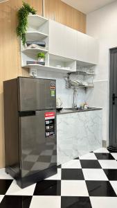 芹苴Can Tho Home & Apartment 1的带冰箱的厨房和 ⁇ 格地板