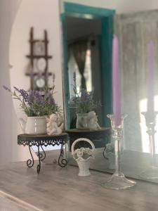 锡吉什瓦拉Casa Santa的一张桌子,上面有两张桌子,上面有植物和镜子