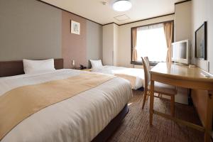 东京贝尔蒙酒店的酒店客房配有两张床和一张书桌