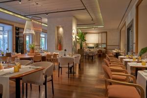 里斯本利贝尔达德波尔图湾度假酒店的一间在房间内配有桌椅的餐厅
