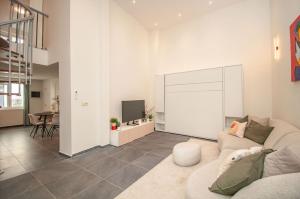 安特卫普Loft in Antwerp City centre的带沙发和电视的客厅