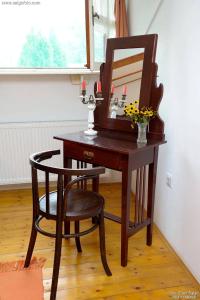 Mokrinetno kuća Đeram的一张带镜子和椅子的木桌