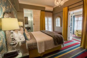 纳皮尔玛索尼克装饰艺术酒店的一间卧室配有一张床、一张桌子和一面镜子