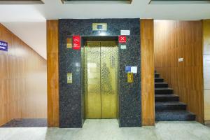 钦奈FabHotel Prime Mahalaya Residency的大楼内有金门的电梯