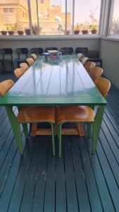 特拉维夫弗劳兰丁旅舍的甲板上的绿色桌椅
