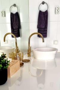 皮耶克赛迈基Wanha Neuvola Guesthouse & Apartment的一间带两个水槽和两个水龙头的浴室