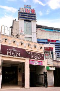 新德里Hotel MGM Residency at Daryaganj的建筑的侧面有标志