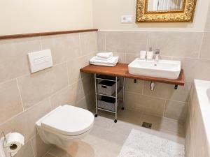 ĒdoleĒdoles Pils的浴室配有白色卫生间和盥洗盆。