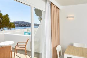 圣蓬萨阳光海滩公寓式酒店的水景客房 - 带桌子