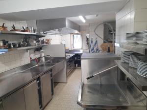 TrinCasa Crap的一个带不锈钢柜台和电器的大厨房