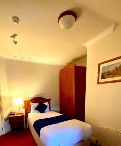 斯皮德尔An Cruiscin Lan的一间酒店客房内设有两张床的房间