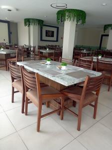 瓜达拉哈拉HVH by Yaxché的一间带桌子和木椅的用餐室