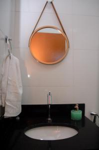 佩尼多Aconchego Fabuloso的浴室设有水槽和墙上的镜子