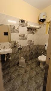 钦奈Neighbour Inn - Apart Hotel的一间带卫生间和水槽的浴室