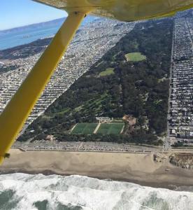 旧金山Sunset Edwardian Bed and Breakfast At Golden Gate Park San Francisco的飞机上城市的空中景观