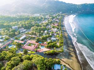 雅科Beach Break Resort & CR Surf Camp的享有海滩和海洋的空中景致