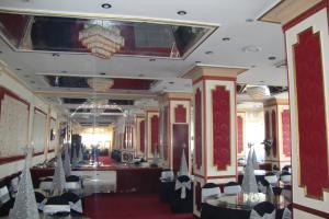 亚历山大Asafra Hotel Apartments Egyptian only price的一间带桌椅和吊灯的用餐室