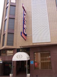 贝尼卡洛罗西酒店的带有餐厅标志的建筑