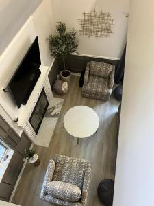 诺维奇Newly Renovated Loft Villa at Norwich Spa with amenities, 3 minutes to Mohegan的享有带桌椅的客厅的顶部景色。