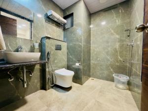 乌代浦Hotel De Glance Udaipur的一间带水槽、卫生间和淋浴的浴室